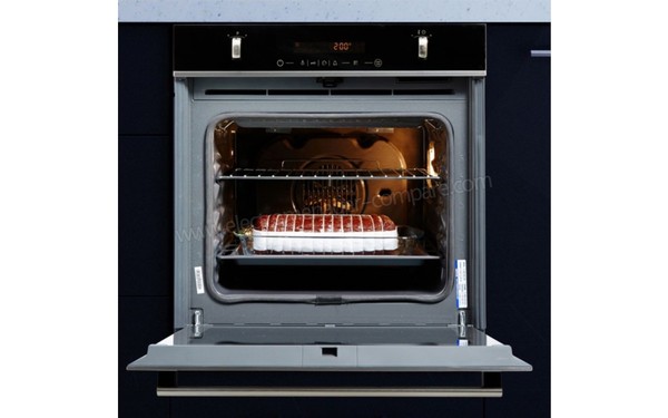 HOTPOINT UT 89ES P 0 X/HA - Vue de face, porte ouverte (cr&eacute;dit : Boulanger)