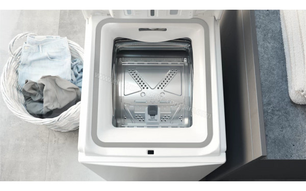 HOTPOINT WMTG6524NFRN - Tambour avec porte ferm&eacute;e