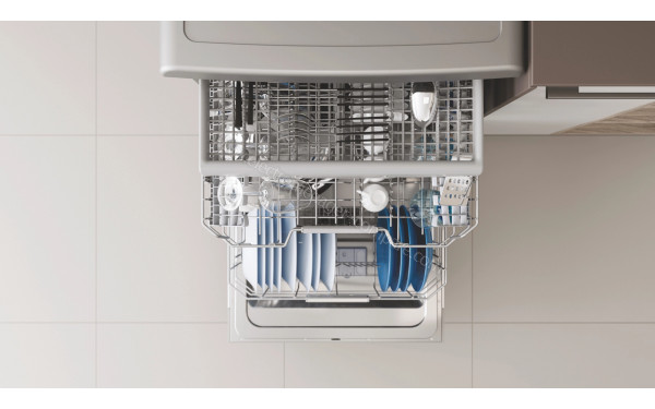 INDESIT I0FD651X - Vue du panier inf&eacute;rieur, sup&eacute;rieur et tiroir sup&eacute;rieur