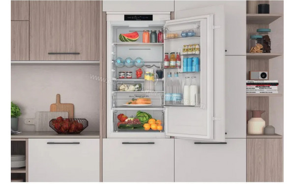 INDESIT INC18 T332 - Vue de l'int&eacute;rieur partie r&eacute;frig&eacute;rateur