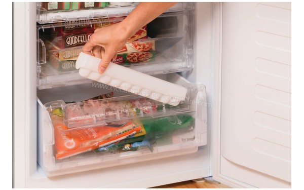 INDESIT NCAA 55 - Zoom sur le cong&eacute;lateur avec bac &agrave; gla&ccedil;ons int&eacute;gr&eacute;