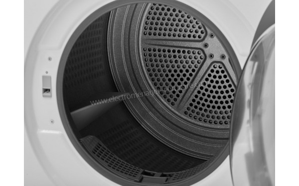 INDESIT YT CHA CM10 8B FR - Vue du tambour (cr&eacute;dit : Boulanger)
