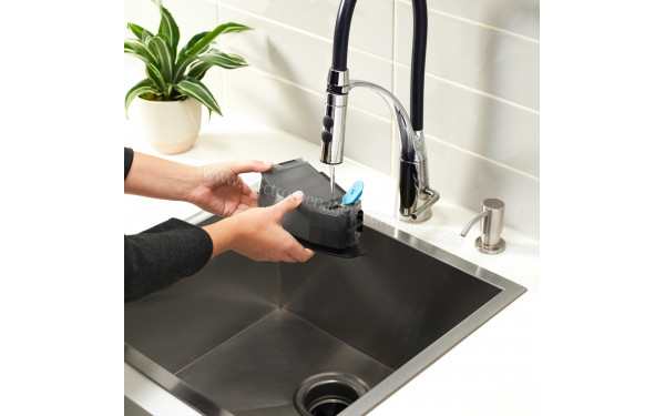 IROBOT Roomba Combo i5+ i557840 - Remplissage du r&eacute;servoir d'eau