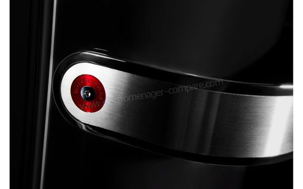 KITCHENAID KCFMB60150R - Poign&eacute;e de porte (cr&eacute;dit : Boulanger)