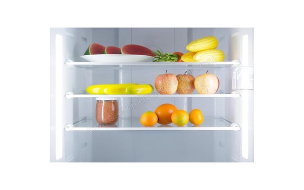 KLARSTEIN Height Cool XXL - Vue des clayettes et de l'&eacute;clairage int&eacute;rieur