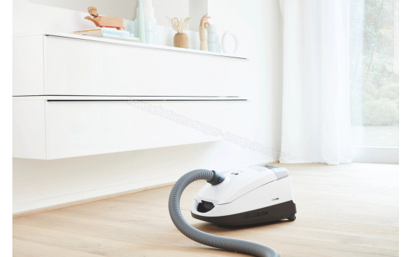 MIELE Compact C2 Blanc Lotus Silence Harfloor - Mise en situation (cr&eacute;dit : Boulanger)
