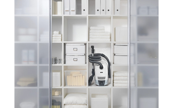 MIELE Compact C2 Blanc Lotus Silence Harfloor - Mise en situation (cr&eacute;dit : Boulanger)