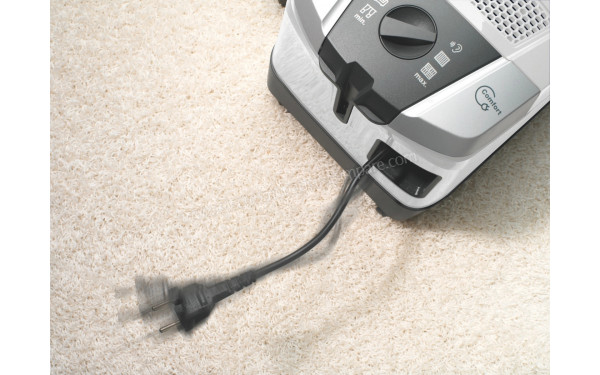 MIELE Compact C2 Blanc Lotus Silence Harfloor - Mise en situation (cr&eacute;dit : Boulanger)