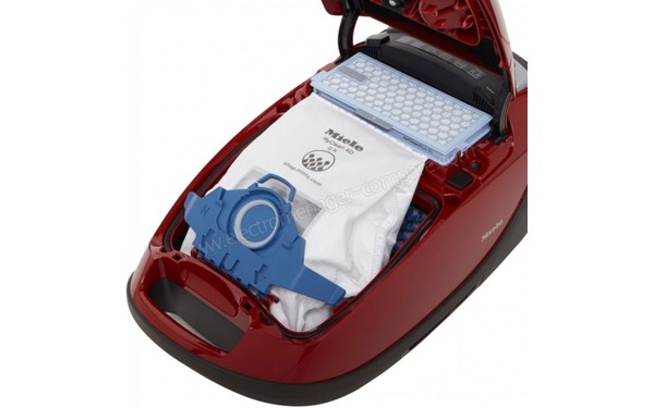 MIELE Complete C3 Excellence EcoLine rouge - Vue de l'int&eacute;rieur  (cr&eacute;dit : Boulanger)