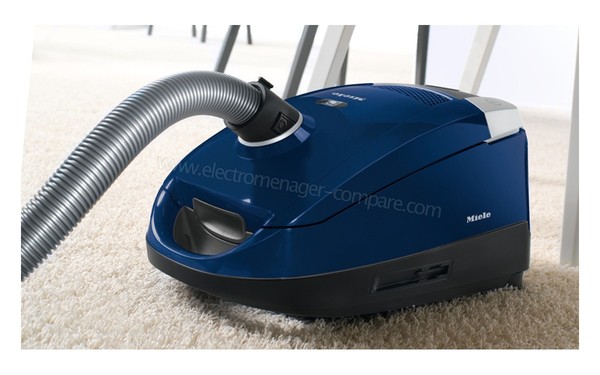 MIELE Compact C2 Excellence EcoLine - Vue 3/4 droite vertical (cr&eacute;dit : Darty)