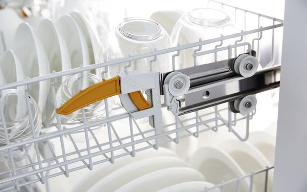 MIELE G 4263 SCVi Active - R&eacute;glage en hauteur du panier sup&eacute;rieur (cr&eacute;dit : Darty)