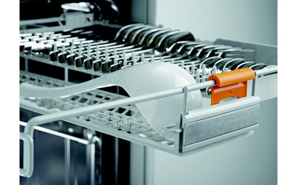 MIELE G 4942 SC Front inox - Vue du panier sup&eacute;rieur (cr&eacute;dit : Boulanger)