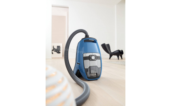 MIELE Blizzard CX1 Bleu Parquet PowerLine SKCF5 - Mise en situation