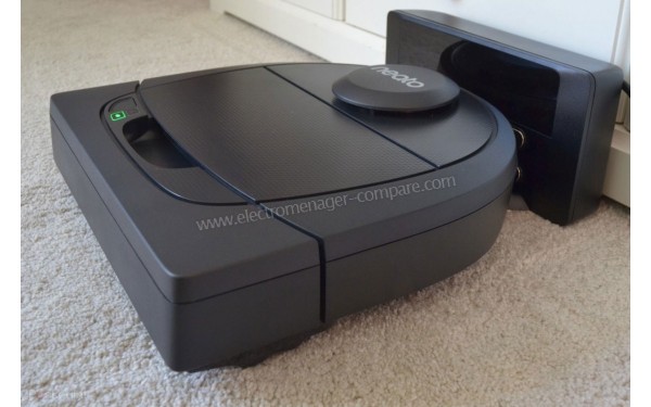NEATO Botvac D402 Connected - Vue 3/4 droite avec base de charge