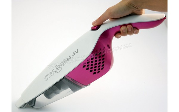 NECCHI NH9202 - Aspirateur a main en utilisation