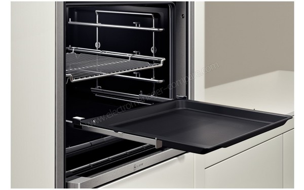 NEFF B57CS24N0 - Vue 3/4 gauche des accessoires