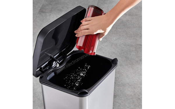 ROWENTA RH2079WO - Vidage du r&eacute;servoir (cr&eacute;dit : Darty)