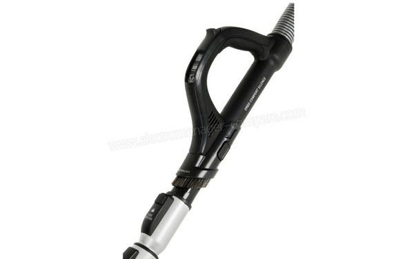 ROWENTA RO6799.EA - Manche et petite brosse (cr&eacute;dit : Darty)