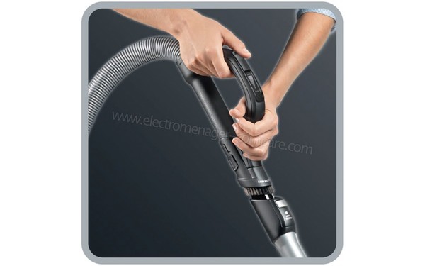 ROWENTA RO7485EA - Poign&eacute;e (cr&eacute;dit : Boulanger)