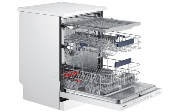 SAMSUNG Water Wall DW60M9550FW - Vue 3/4 gauche avec porte ouverte (cr&eacute;dit : Boulanger)