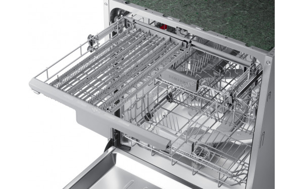 SAMSUNG DW60R7050BB - Vue du tiroir sup&eacute;rieur &agrave; couverts moiti&eacute; rabattu