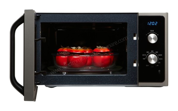 SAMSUNG MG23F301EFS - Vue de face, porte ouverte (cr&eacute;dit : Boulanger)