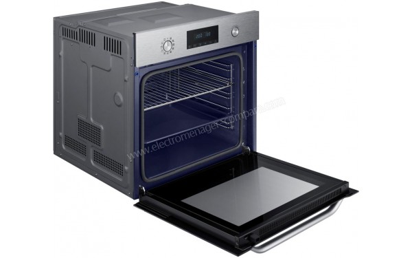 SAMSUNG NV68R3371BS - Vue 3/4 gauche porte ouverte (cr&eacute;dit : Boulanger)