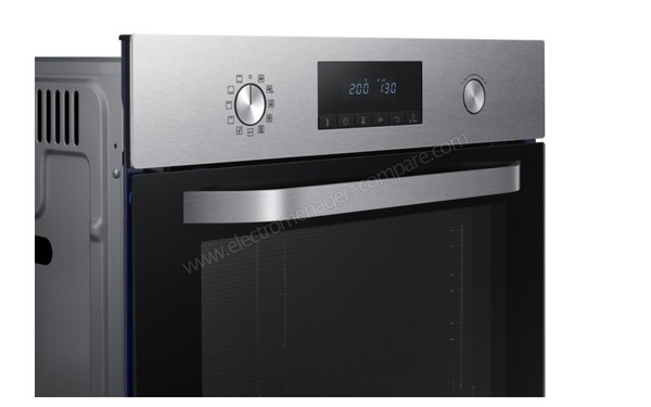 SAMSUNG NV70K2340RS - Vue 3/4 gauche, bandeau et poign&eacute;e (cr&eacute;dit : Boulanger)