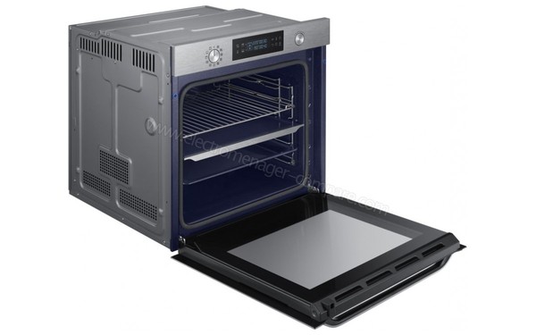 SAMSUNG NV75K5571BS - Vue 3/4 gauche, porte ouverte (cr&eacute;dit : Boulanger)
