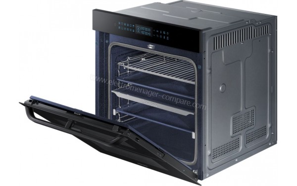 SAMSUNG NV75R7676RB - Vue de l'int&eacute;rieur aves les accessoires (cr&eacute;dit : Boulanger)