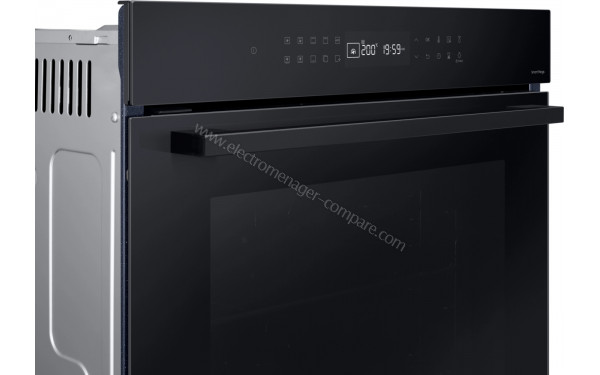 SAMSUNG NV7B4030YCK - Vue 3/4 gauche sur la poign&eacute;e et le bandeau de commandes