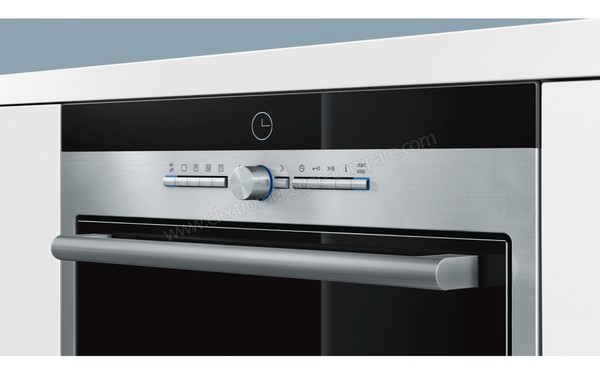 SIEMENS HB78GU570F - Vue 3/4 droite, poign&eacute;e et bandeau de commandes