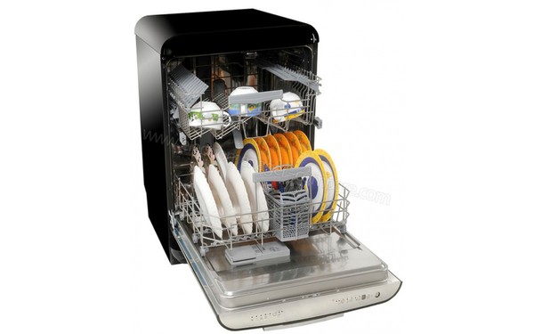 SMEG BLV2NE-1 - Vue 3/4 gauche avec porte ouverte (cr&eacute;dit : Darty)