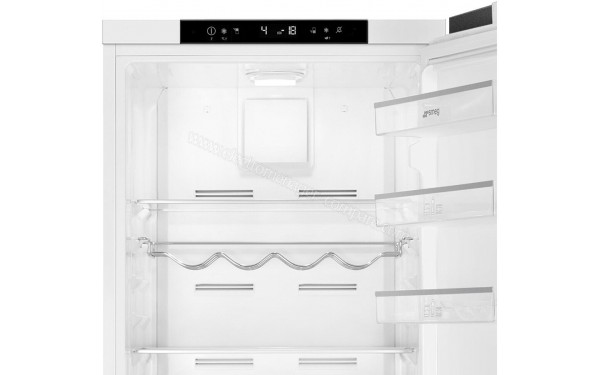 SMEG C8194TN2P - Vue des &eacute;quipements de r&eacute;frig&eacute;rateur vide (cr&eacute;dit : Darty)