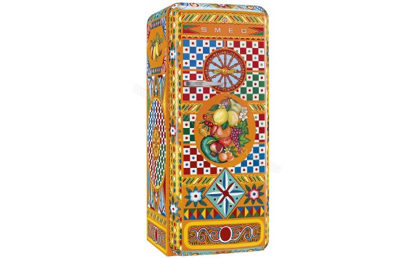 SMEG FAB28RDGC3 - Vue 3/4 gauche (cr&eacute;dit : Boulanger)