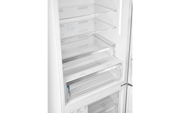 SMEG FAB38RWH - Vue de l'int&eacute;rieur