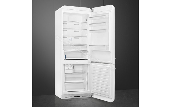 SMEG FAB38RWH - Mise en situation vue 3/4 gauche portes ouvertes