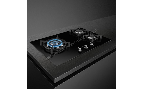 SMEG PV373LCN - Vue 3/4 gauche foyer allum&eacute;