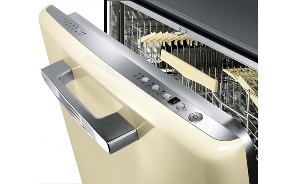 SMEG ST2FABP2 - Vue 3/4 droite (cr&eacute;dit : Boulanger)