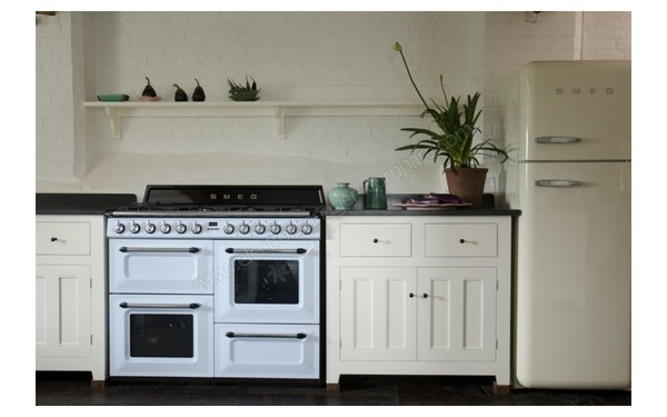 SMEG TR4110AZ - Vue de face, appareil encastr&eacute; (cr&eacute;dit : Boulanger)