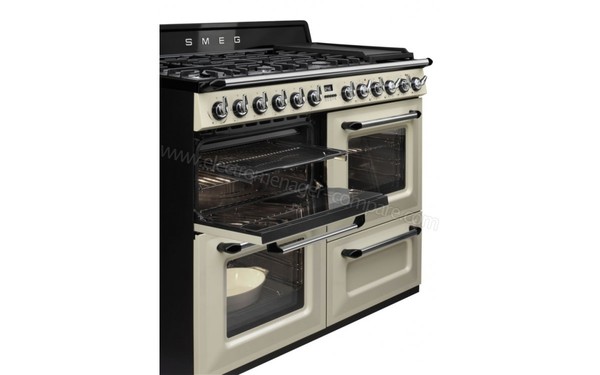 SMEG TR4110P1 - Vue 3/4 gauche, four 2 porte ouverte (cr&eacute;dit : Boulanger)