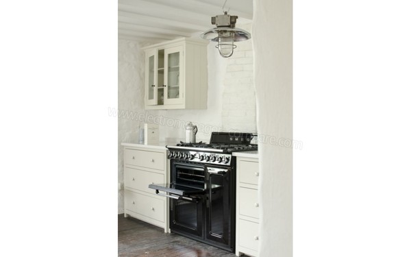 SMEG TR93BL - Vue 3/4 droite, appareil encastr&eacute; (cr&eacute;dit : Boulanger)