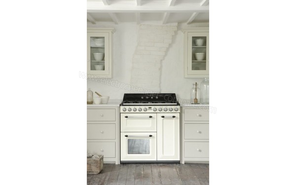 SMEG TR93P - Vue de face, appareil encastr&eacute; (cr&eacute;dit : Boulanger)