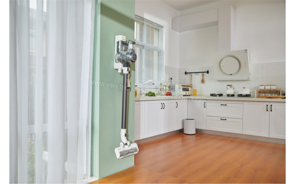 TINECO Pure One S11 Tango - Vue sur la station murale de chargement