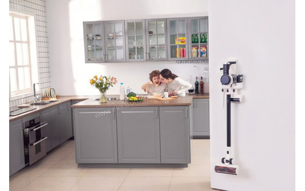 TINECO Pure One S12 Tango - Vue sur la station murale de chargement