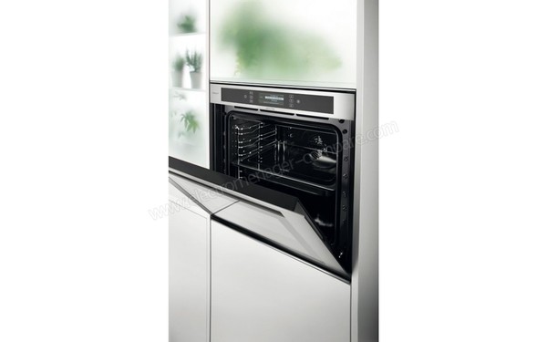 WHIRLPOOL AKZM 8920/GK - Vue 3/4 droite encastr&eacute; (cr&eacute;dit : Boulanger)