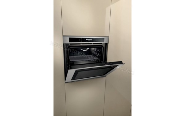 WHIRLPOOL AKZM 8920/GK - Vue 3/4 gauche encastr&eacute; (cr&eacute;dit : Boulanger)