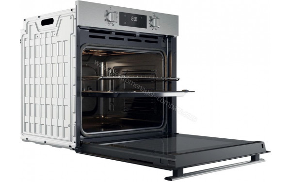 WHIRLPOOL OMR553RR0X - Vue 3/4 gauche porte ouverte (cr&eacute;dit : Boulanger)