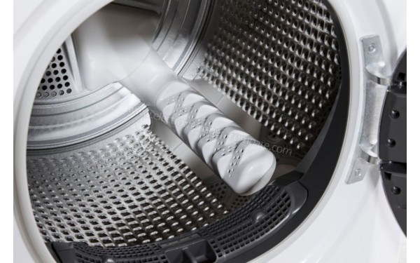 WHIRLPOOL STU83BEU - Vue du tambour (cr&eacute;dit : Boulanger)