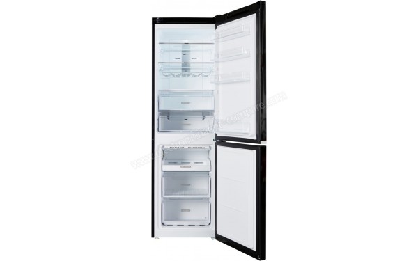 WHIRLPOOL W7821OK - Vue de l'int&eacute;rieur vide  (cr&eacute;dit : Boulanger)